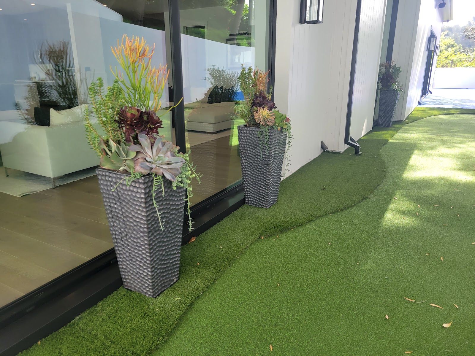 Custom planters along the lawn edge — Boca de Canon custom home build in Brentwood, Los Angeles