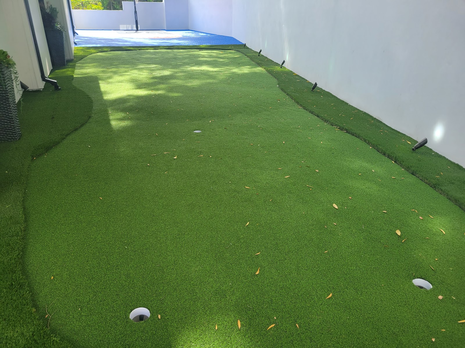 Backyard putting green installed on the hillside lot — Boca de Canon custom home build in Brentwood, Los Angeles